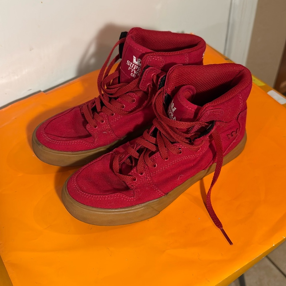 High top skate shoe